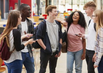 ما سر تفوق المراهقين المتهكمين؟