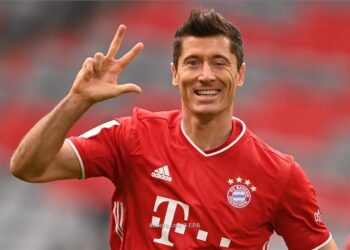 ليفاندوفسكي يتلقى وعدًا من رئيس برشلونة لضمه للفريق