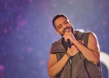 انتقادات لاذعة لكاتب كويتي ربط اختيار الزوجة بمعرفتها بالفنان محمد حماقي