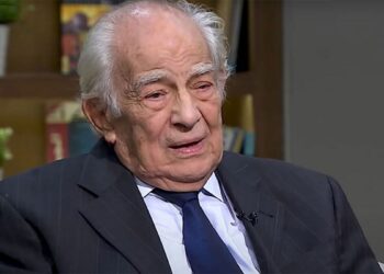 ما هو سبب إصابة الفنان رشوان توفيق بكسر في قدمه