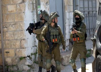 اعتقال 10 فلسطنيين في الضفة الغربية