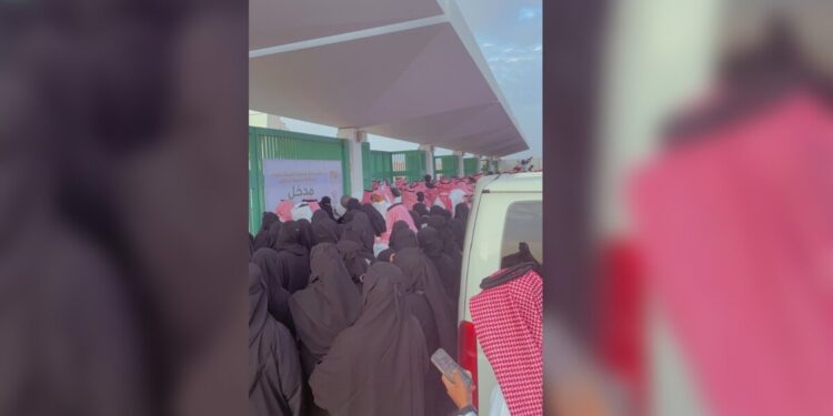 حفل تخرج جامعة الطائف.. مشاهد التزاحم تثير انتقادات حادة