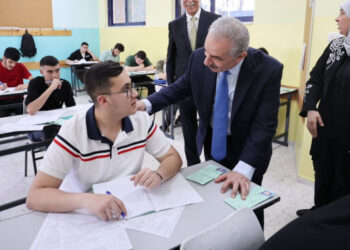 بالصور.. اشتية يتفقد قاعات امتحانات الثانوية العامة في مدرسة ذكور الهاشمية الثانوية