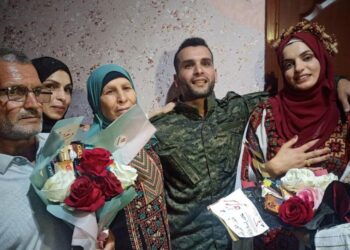 بالفيديو .. الأسير المفرج عنه رمزي أبو ريدة يلتقي خطيبته "سمية" بعد 15 عاما في الاعتقال