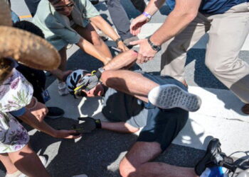 بايدن يسقط أرضا من على دراجته الهوائية