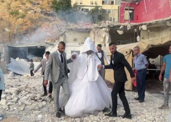 شعب لا يعرف معنى الاستسلام…عروس تزف لعريسها من فوق أنقاض منزلها المدمر