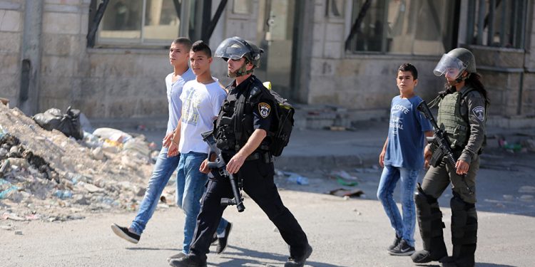 IOF kidnaps ten Palestinians including five kids in West Bank