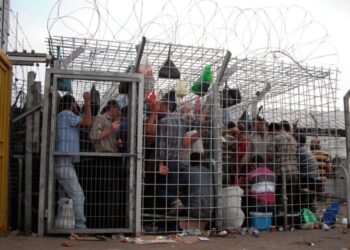 Israeli forces chase Palestinian workers while entering Israel in West Bank