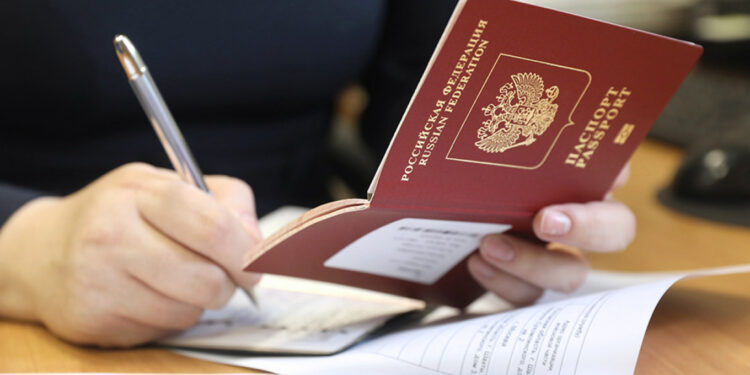 Over 800 people in Ukraine acquire Russian citizenship