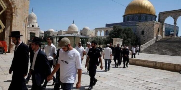 عشرات المستوطنين يهاجمون المسجد الأقصى تحت حماية قوات الاحتلال