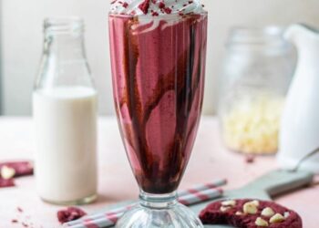 طريقة صنع ميلك شيك بالتوت الأحمر