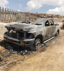 مستوطنون يعتدون على المزارعين بقرية ” المغير ” ويحرقون مراكبهم