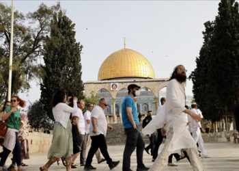 مستوطنون يقتحمون ” المسجد الأقصى ” تحت حماية مشددة من جنود الاحتلال