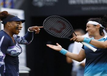 سيرينا ويليامز تعود بفوز بعد غياب عام عن بطولات التنس