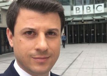 المذيع أحمد فاخوري يغادر "بي بي سي" إلى "سكاي نيوز" عربية