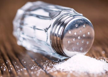 تناول الملح باستمرار يقلل عمر الإنسان نحو عامين