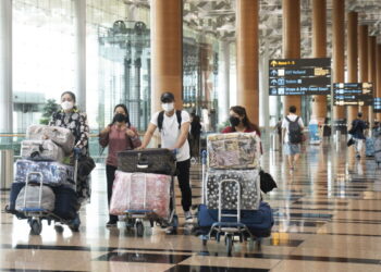 احترس خلال السفر.. عامل مطار يسرق محتويات حقائب الركاب (فيديو)