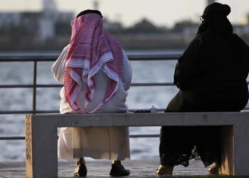 سعودي يطلق زوجته بسبب صديقيه