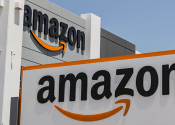 أمازون يقاضي 10000 مدير مجموعة على فيسبوك
