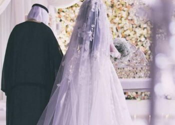 عريس سعودي يفاجئ زوجته بتصرف غير متوقع في ليلة زفافهما (فيديو)