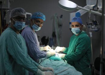 بالصور: وفد (باما) الطبي يغادر قطاع غزة بعد إجراءه عمليات جراحية معقدة