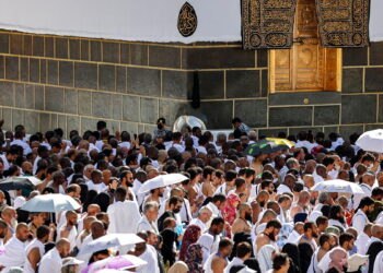 بينهم شاب روسي.. حجاج خارقون يمتلكون علاقة خاصة وأملًا بالشفاء في الحج