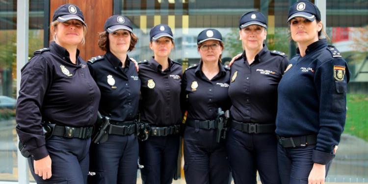إسبانيا.. السماح للنساء قصيرات القامة بالالتحاق بالشرطة