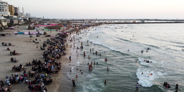 The Gaza coast becomes the main recreational outlet this summer after the cleanup of the sewage