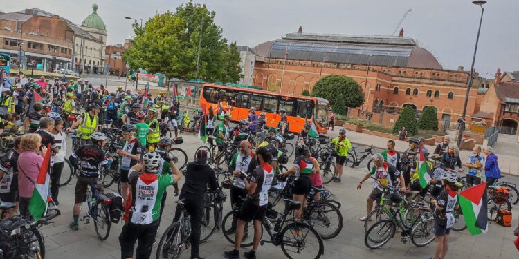 Hundreds gather in England cycle to support Palestinians