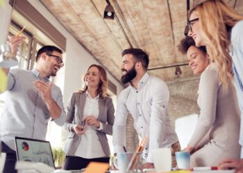 كيف تنجح بشركتك الناشئة مع ميزانية محدودة وموظفين أقل؟