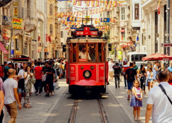 بالفيديو.. مشاجرة بين مواطنة تركية وسائحة خليجية في إسطنبول.. ونشطاء يكشفون السبب