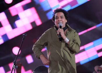 “أنا بعشق البحر” تُبكي محمد منير أمام الآلاف في الإسكندرية