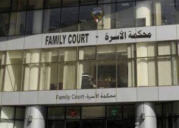 الكويت.. رجل يكتشف صور زوجته على هاتف صديقه