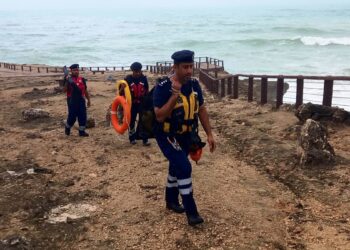 البحث عن أسرة جرفتها أمواج البحر في سلطنة عمان (فيديو)