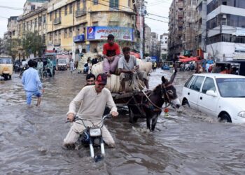فيضانات عارمة تجتاح أكبر مدينة في باكستان