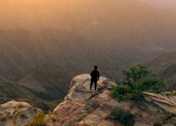 “المشي بين السحاب”.. أعجوبة السياحة بين مسارات “جبال عسير”