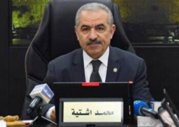 اشتية يُعلن موعد رواتب الموظفين العموميين في قطاع غزة والضفة