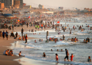 ما هي الأماكن الآمنة للسباحة على طول شواطئ محافظات غزة؟