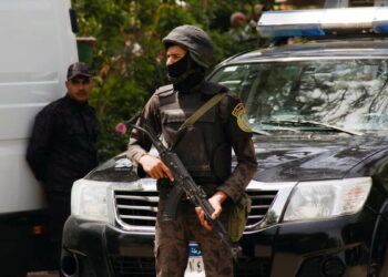 مصري يفاجئ صديقه بطعنة "خاطئة" خلال رقصهما في حفل زفاف