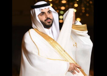 المشهور السعودي غازي الذيابي يفاجئ خطيبته في عقد قرانه بهدية ثمينة