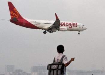 هبوط اضطراري لطائرة هندية إثر انتشار دخان في مقصورة الركاب