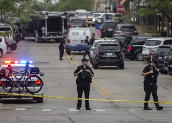 منفذ هجوم شيكاغو هرب وسط الحشد في ملابس نسائية