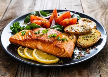 السلمون بالفرن مع الخضار للرجيم