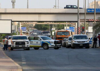 طعن كويتي وزوجته في الشارع