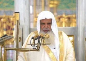 تعاطف واسع مع بكاء الشيخ الحذيفي إمام الحرم النبوي قبل صلاته على والدته