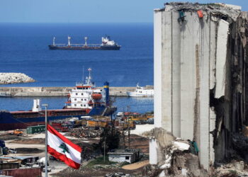 اشتعال النيران بشكل كثيف في صوامع القمح بمرفأ بيروت