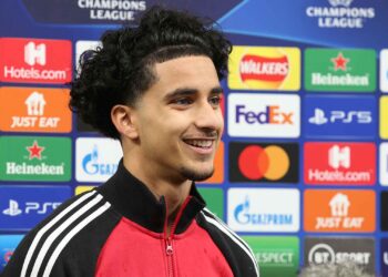 العراقي زيدان إقبال يعرب عن مدى ولائه لمانشستر يونايتد.. وهذا طموحه