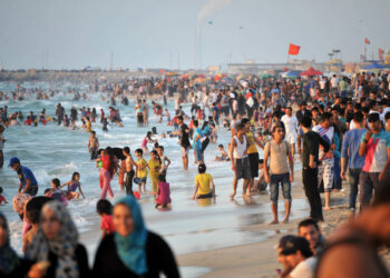 بلدية غزة: نحذر ونمنع السباحة في الأيام المقبلة