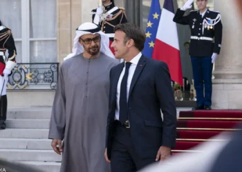 الإمارات وفرنسا توقعان على مذكرات تفاهم وماكرون يعلق