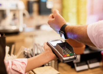 بسبب نظام الدفع.. عملاقة التكنولوجيا تواجه دعوة قضائية